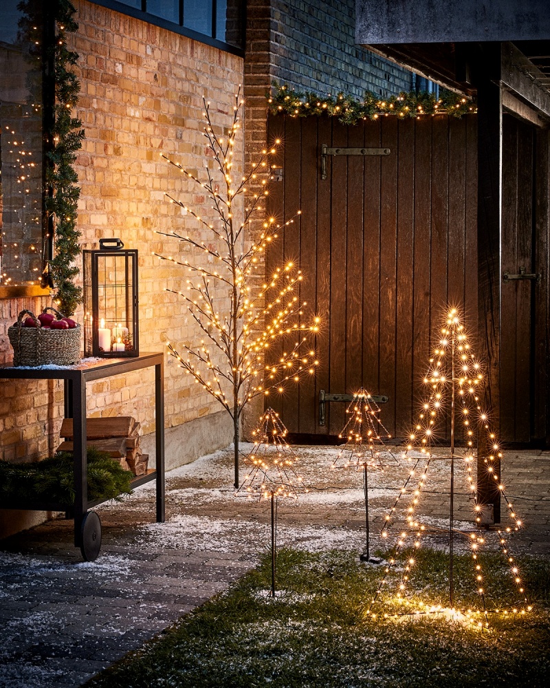 bữa tiệc mùa đông với ánh đèn lấp lánh trong vườn