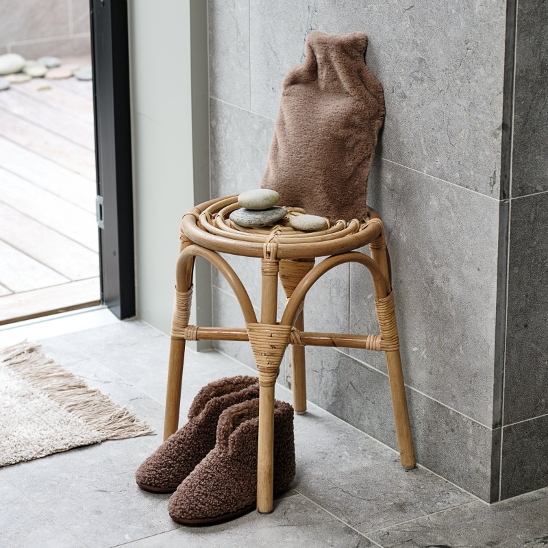 sử dụng dép mang trong nhà để giữ ấm chân sau khi tắm xong